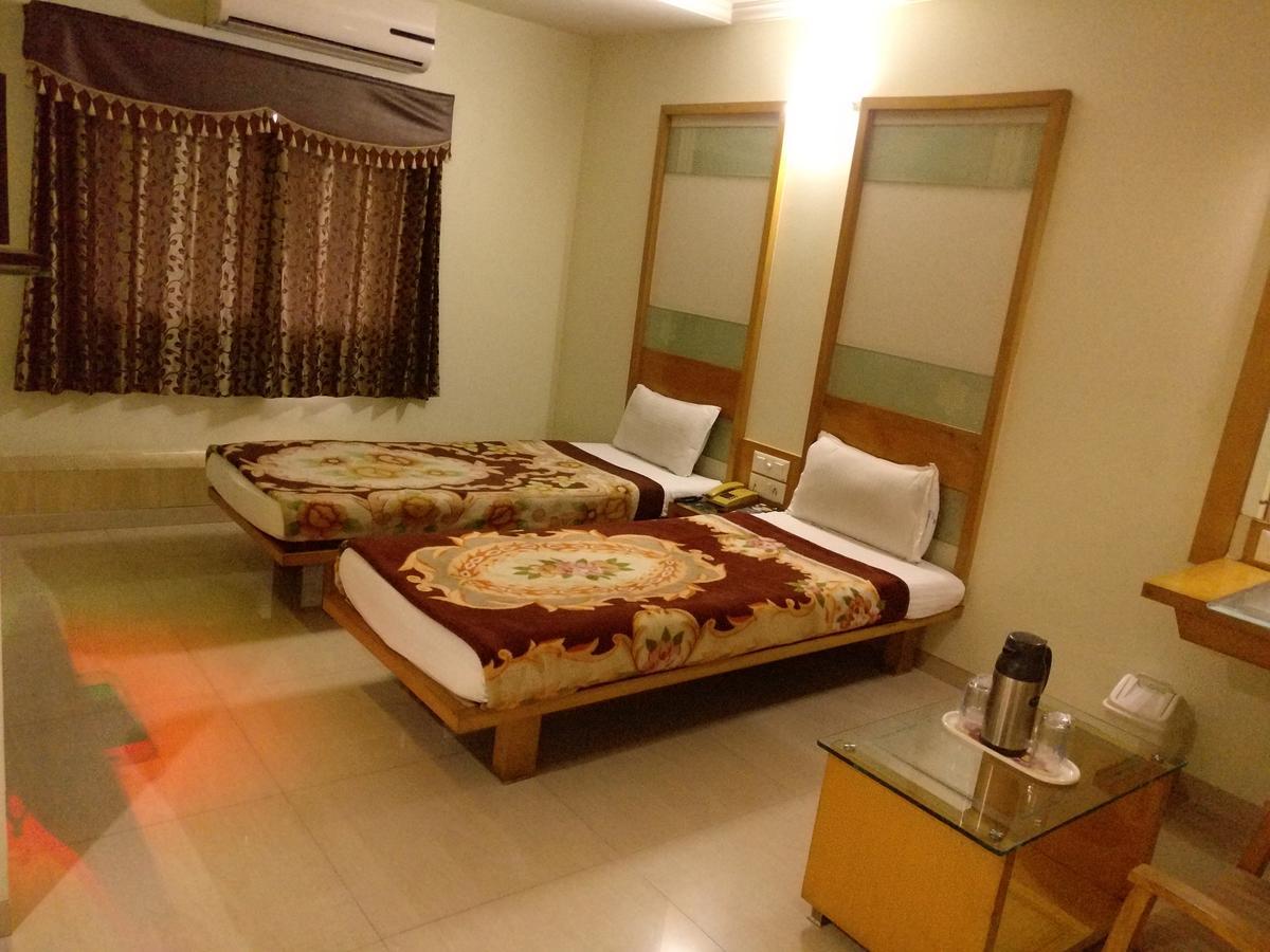Hotel Easy Retreat Vapi Exterior photo